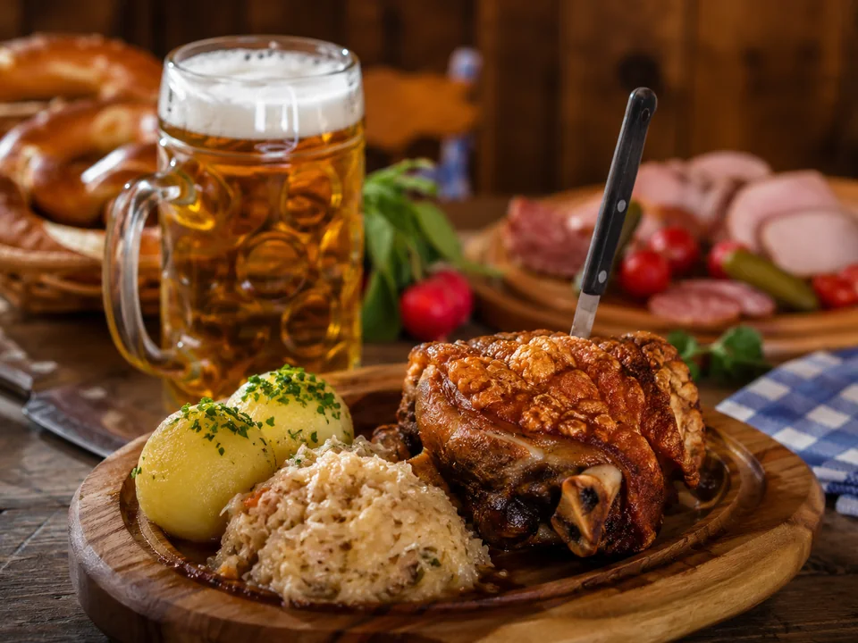 Deftig essen vor der Wiesn: was hilft und wo es das gibt